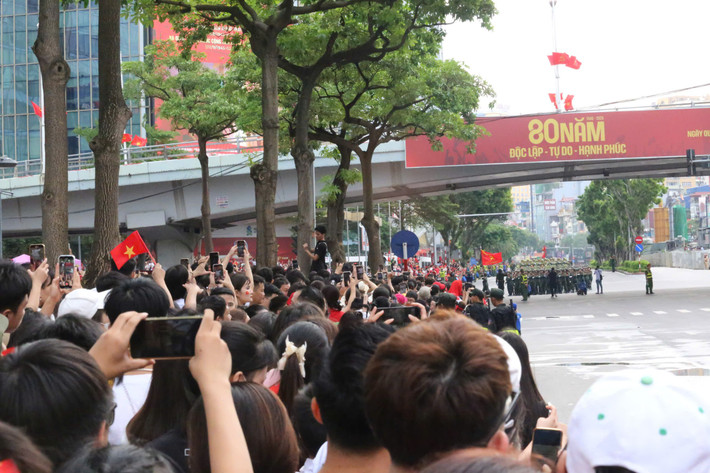 Ai cũng muốn lưu lại những phút giây hào hùng của đoàn quân