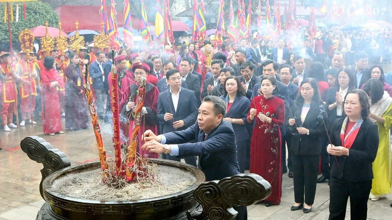 Tôn vinh Tổ Mẫu Âu Cơ tại lễ hội đền Mẫu Phú Thọ