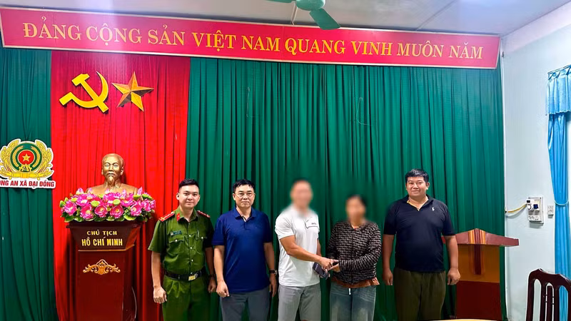 Công an xã Đại Đồng hỗ trợ người dân nhận lại hơn 2 tỉ đồng chuyển nhầm