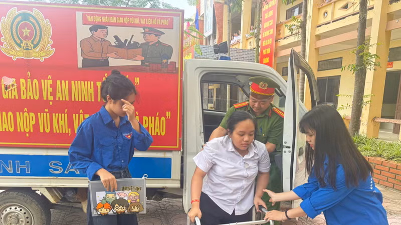 Nhiều học sinh đặc biệt được đưa đón đi thi tốt nghiệp THPT ở Phú Thọ