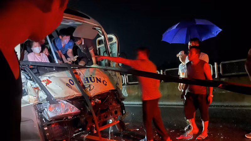 Tai nạn xe khách trên cao tốc Tuyên Quang - Phú Thọ