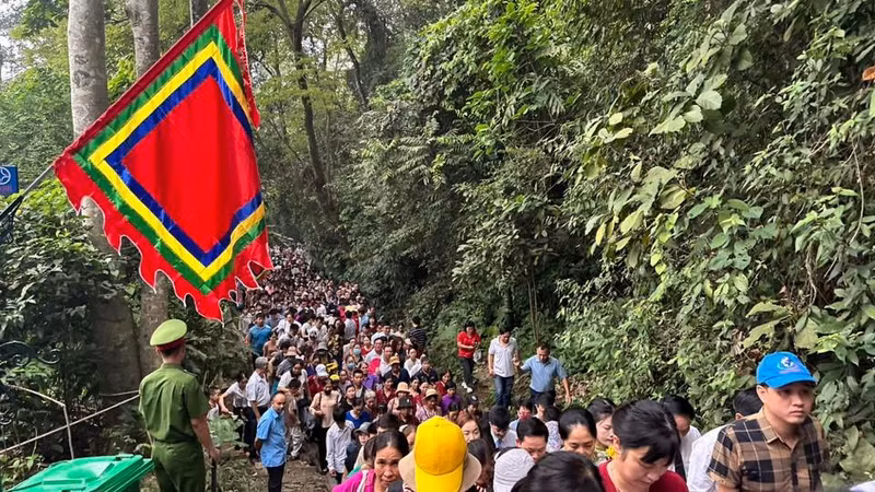 Lượng người đông đúc tại nhiều thời điểm khu vực từ sân Công Quán bắt đầu hành trình lên núi Đền Hùng.