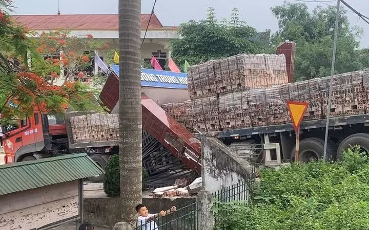 Sự cố tại trường THCS Văn Lang: cổng bị đổ khi vận chuyển vật liệu