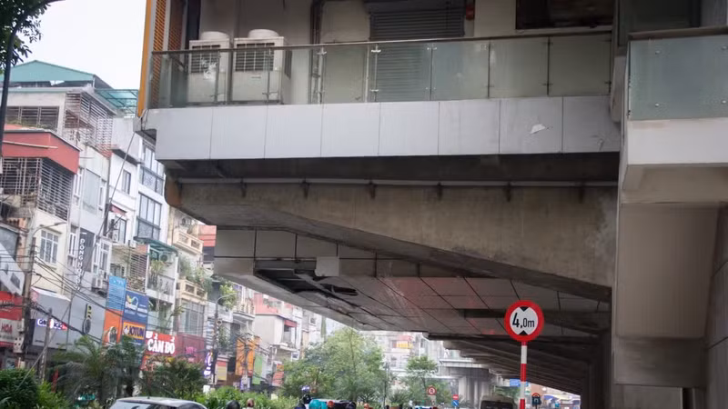 Vữa rơi trúng xe buýt, Hà Nội yêu cầu kiểm tra toàn bộ metro