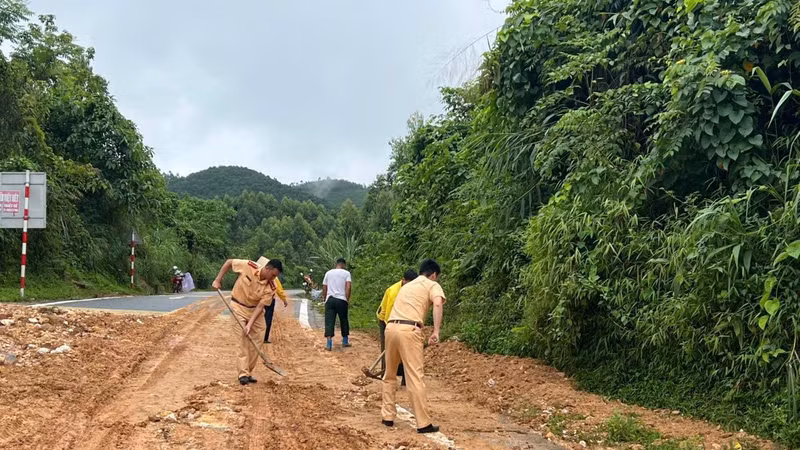 Mưa lớn khiến đất đá tràn kín mặt đường tỉnh lộ ở Phú Thọ