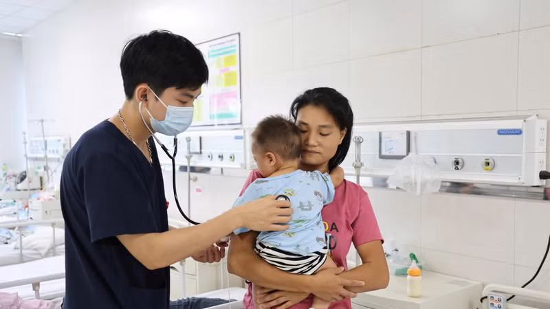 Bé trai 15 tháng tuổi thoát cửa tử sau khi bị ong vò vẽ đốt khoảng 60 nốt
