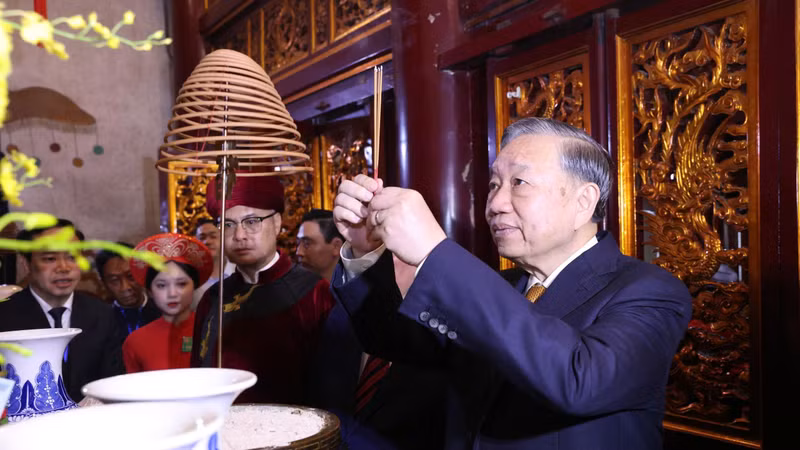 Tổng Bí thư, Chủ tịch nước Tô Lâm dâng hương tưởng niệm các Vua Hùng