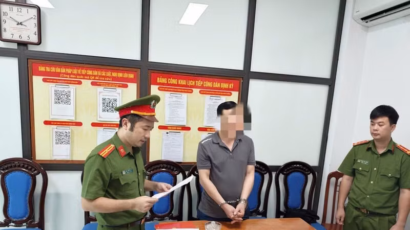 Cựu cán bộ Ủy ban Kiểm tra Tỉnh ủy Hoà Bình bị bắt với cáo buộc lừa xin việc