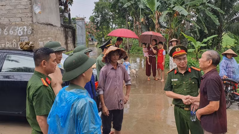 Cụ ông 90 tuổi được tìm thấy sau đêm mưa lớn giữa vùng đồi núi