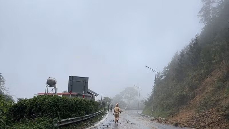 Sạt lở đất tại Phú Thọ khiến giao thông bị gián đoạn, cảnh báo người dân