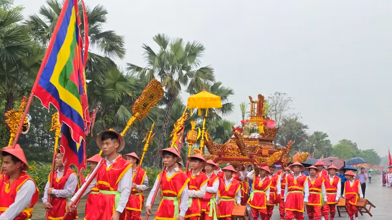 Hàng trăm người dự lễ rước kiệu về Đền Hùng