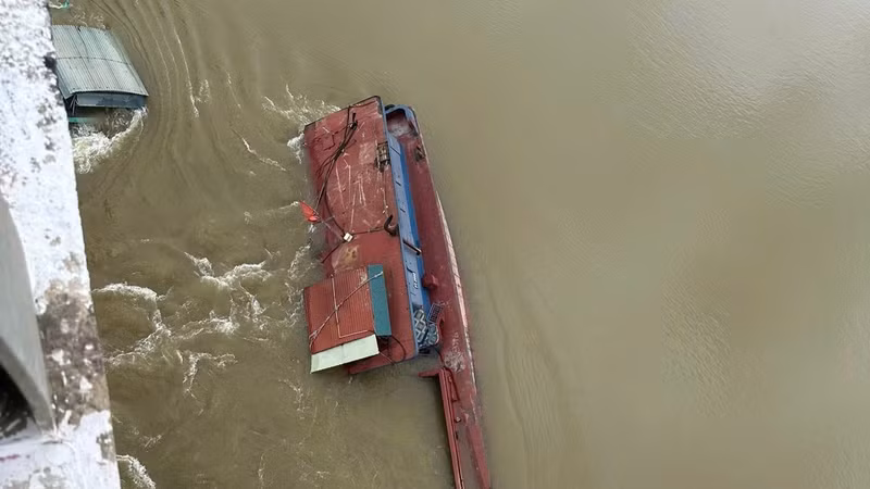 Va chạm tàu hàng với trụ cầu Sông Lô có ảnh hưởng công trình đang sửa chữa?