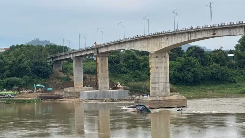 Đứt dây neo giữa đêm, hai tàu hàng chìm tại khu vực cầu Sông Lô