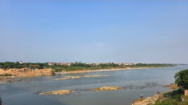 Nước sông Lô qua Phú Thọ xuống thấp, trơ trụ cầu Vĩnh Phú