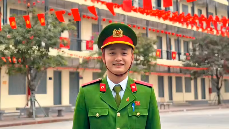 Cảnh sát trẻ cứu hai người gặp nạn dưới hồ Văn Lang