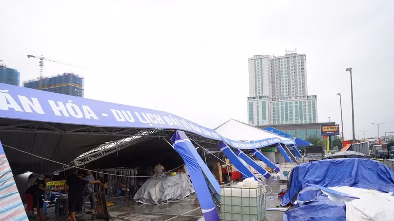 Mưa giông lúc rạng sáng quật đổ hàng chục gian hàng hội chợ Hùng Vương