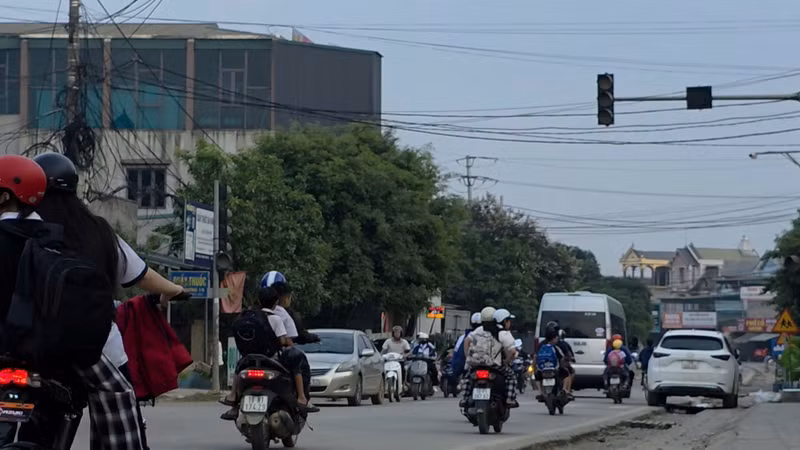 Thi công dang dở trên QL2, người dân Phú Thọ thấp thỏm vì nguy cơ tai nạn