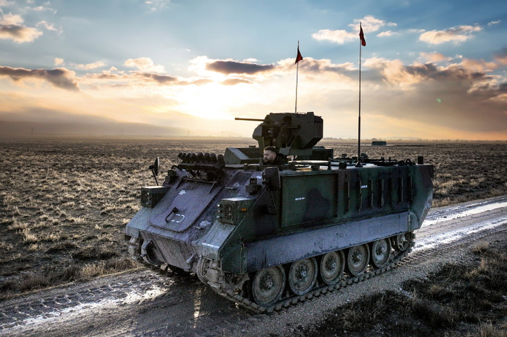 Báo cáo cũng cho biết thêm rằng sạc nhanh có thể đưa pin từ 20% lên 80% trong khoảng 1,5 giờ, một con số quan trọng đối với các quy trình cấp đơn vị nếu nền tảng này được tích hợp vào các chu kỳ sạc có cấu trúc tại các địa điểm tiền tuyến. Khả năng sống sót và tích hợp hệ thống được coi là những yêu cầu cốt lõi trong chiến dịch thử nghiệm được báo cáo.