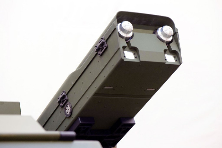 Hệ thống này tích hợp bệ phóng tên lửa tầm ngắn tương thích với máy bay đánh chặn MBDA Mistral 3, RTX Stinger và Halcon SkyKnight, giúp người vận hành có sự linh hoạt trong việc chống lại nhiều mối đe dọa trên không.