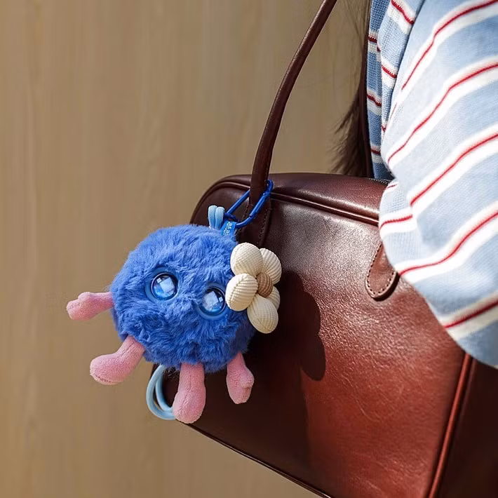 Smart Hanhan có khả năng phản ứng với giọng nói, sự tiếp xúc và chuyển động. Mỗi loại tác động đều kích hoạt một phản ứng cụ thể: việc gõ hoặc vuốt đầu sẽ làm thay đổi biểu cảm khuôn mặt, trong khi một cái lắc nhẹ sẽ khiến thiết bị run lên vì phấn khích.