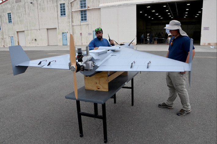 Mẫu FLM 136 có khả năng tầm bắn khoảng 500 dặm, với tải trọng tối đa 40 pound, hay "gấp khoảng hai lần sức công phá của tên lửa Hellfire", theo Alex Hollings, người dẫn chương trình FirePower của Sandboxx News. Với trọng lượng cất cánh tối đa 180 pound (khoảng 82 kg), FLM 136 nhẹ hơn đáng kể so với Shahed của Iran.