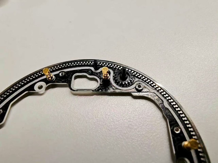 Có thể nói, đây là sự kết hợp giữa thao tác cơ khí và điều khiển điện tử. Trên trang chủ, hãng cũng mô tả tính năng này là sự phối hợp "cơ khí và điện tử".