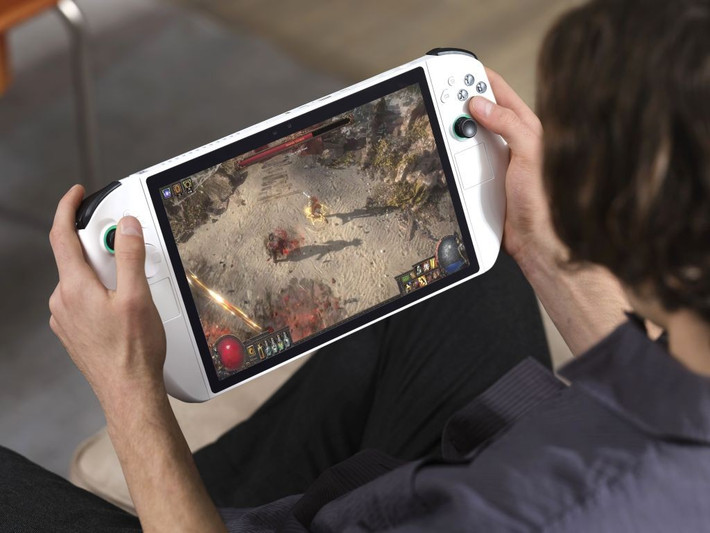 Màn hình có độ phân giải 2560×1600, độ sáng đạt 480 nit và phủ 100% dải màu sRGB. Dù không thể thể hiện hiệu ứng 3D qua video, ETA Prime cho biết cảm giác chiều sâu khi nhìn trực tiếp là rõ ràng và sống động hơn nhiều so với kỳ vọng.