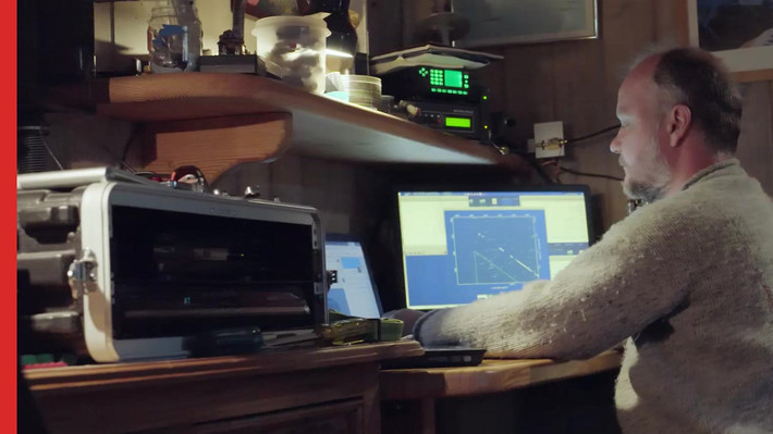 Và điều ông phát hiện ra đang khiến cả giới khoa học đặt câu hỏi: phải chăng mạng lưới giám sát bí mật ngoài không gian này đang hoạt động vượt ngoài tầm kiểm soát?