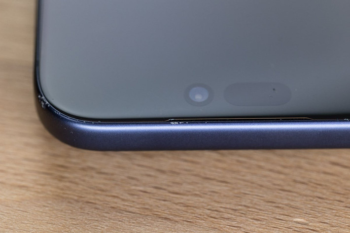 So sánh với các đối thủ, Galaxy S25 Ultra của Samsung vẫn giữ khung titan và gần như không bị hao mòn sau thời gian dài sử dụng. Google Pixel 10 Pro cũng dùng khung nhôm, nhưng không xuống cấp nhanh như iPhone 17 Pro – có thể nhờ cách xử lý bề mặt và lựa chọn màu sắc khác biệt.