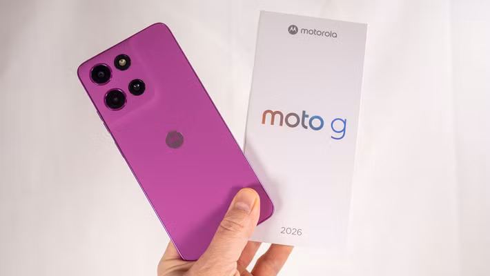 Moto G 5G 2026 là một lựa chọn giá rẻ cạnh tranh với Galaxy A17 5G, với mức giá đề xuất 5,24 triệu đồng. Chiếc điện thoại này không chỉ có khe cắm thẻ nhớ microSD hỗ trợ dung lượng tối đa 1TB mà còn được trang bị jack cắm tai nghe.