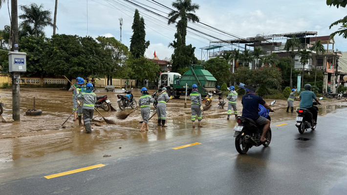 Tại các điểm trũng, bùn loãng chưa kịp thoát do hệ thống ống cống bị kẹt cũng được công nhân môi trường gom quét để xe hút chuyển đi nơi khác.