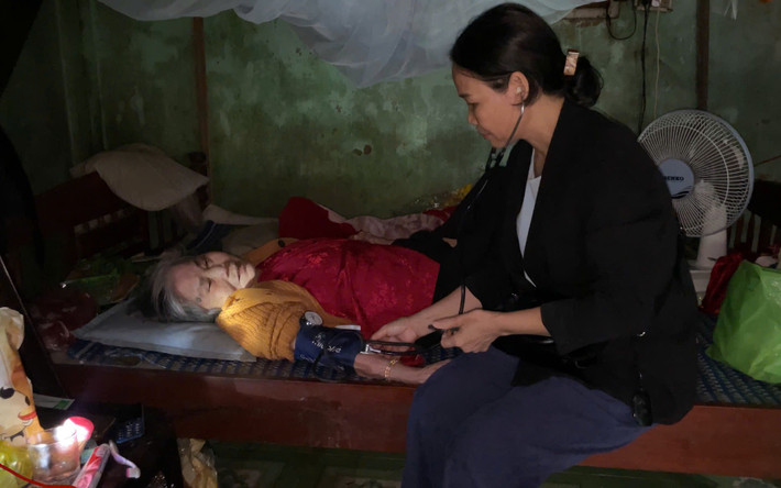 Công tác chăm sóc y tế cho người già, yếu khó đi lại cũng được các đơn vị y tế triển khai kịp thời.