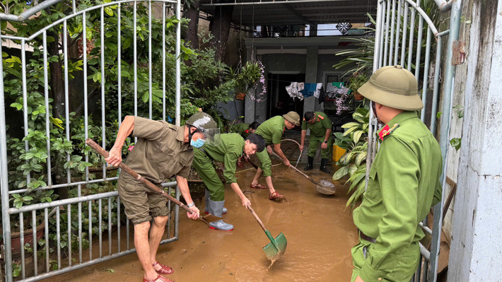 Tại địa bàn một số xã phía Đông Bắc như Bình Minh, Vạn Tường, Bình Sơn Trung đoàn Cảnh sát Cơ động (CSCĐ) Nam Trung Bộ huy động lực lượng hỗ trợ nhân dân cùng các điểm trường học bị ngập lũ để khẩn trương dọn dẹp, khắc phục hậu quả.