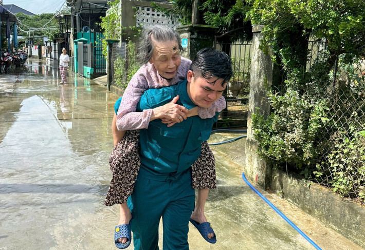 Những người già yếu trước đó được di tản cũng được lực lượng dân quân, bảo vệ an ninh hỗ trợ quay trở về nhà sau khi nước rút.