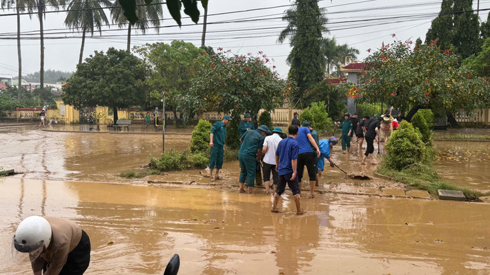 Việc nhanh chóng huy động các lực lượng và triển khai đồng bộ nhiều biện pháp, cho thấy tinh thần chủ động, linh hoạt, đoàn kết của chính quyền và Nhân dân địa phương. Những hành động kịp thời, thiết thực ấy không chỉ giúp bảo vệ môi trường, sức khỏe cộng đồng mà còn tạo nền tảng vững chắc cho phát triển kinh tế - xã hội bền vững sau thiên tai.