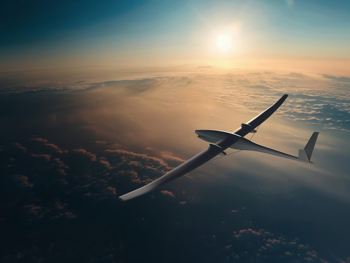 Thân máy bay phình to ở giữa, thon nhọn dần về đằng sau và ở đuôi có 2 cánh mỏng sắp theo hình chữ V. Trên cánh gắn 2 động cơ cánh quạt xài hydro lỏng, giúp nó bay chậm tới mức gần như lơ lửng trong 6 ngày ở độ cao 18 ngàn mét.