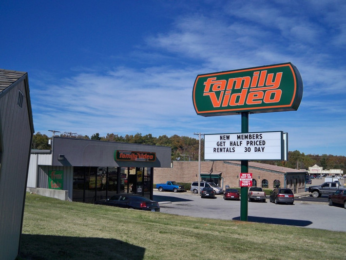 Khắp tiểu bang New Jersey của Mỹ, các cửa hàng đồ cổ và thậm chí cả một quán cà phê thuần chay đã tiến thêm một bước nữa, kiếm lời từ việc kinh doanh băng VHS thủ công nhờ sự quan tâm mới này.