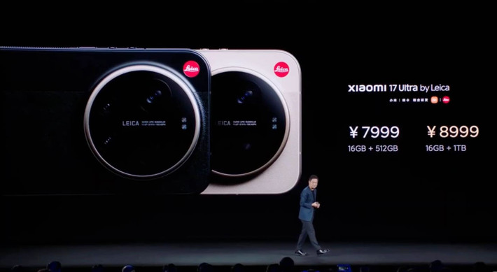 Xiaomi cung cấp phiên bản tiêu chuẩn với bốn tùy chọn màu sắc, và tùy chọn cơ bản đi kèm với 12GB RAM và 512GB bộ nhớ trong. Phiên bản khởi điểm này có giá 6.999 CNY (khoảng 26,2 triệu đồng), trong khi tùy chọn cao cấp nhất có giá 8.499 CNY (khoảng 31,8 triệu đồng) có 16GB RAM và 1TB bộ nhớ trong.