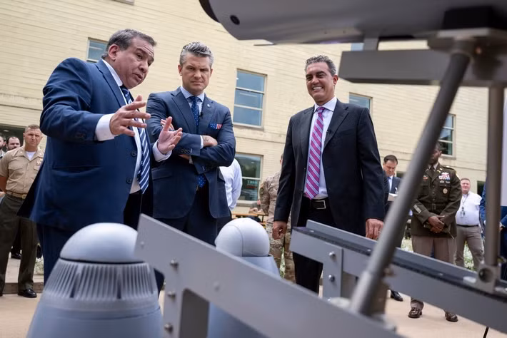 Việc thành lập lực lượng đặc nhiệm vào tháng 12 diễn ra sau chỉ thị được đưa ra vài tháng trước đó của Bộ trưởng Chiến tranh Pete Hegseth, "Giải phóng ưu thế máy bay không người lái quân sự của Mỹ", nhằm đẩy nhanh việc mua sắm và triển khai các hệ thống tự hành giá cả phải chăng trong toàn bộ các quân chủng.