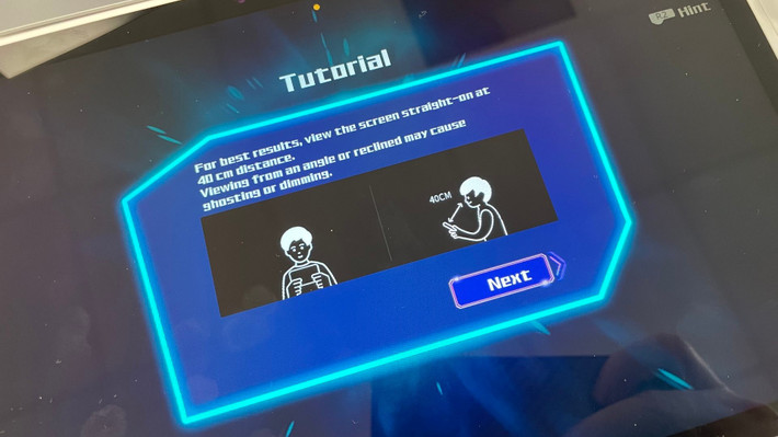 ETA Prime đánh giá Abxylute 3D One là một trong những thiết bị cầm tay táo bạo nhất năm 2025, vừa mạnh mẽ vừa thử nghiệm công nghệ hiển thị mới. Dù chế độ 3D không kính có thể không phù hợp với mọi người dùng, đây vẫn là một hướng đi sáng tạo cho tương lai thiết kế máy chơi game.