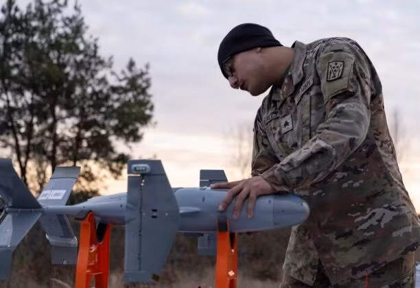 Ông Himes cho biết các cuộc tấn công bằng máy bay không người lái đặt ra một “bài toán toán học” ở chỗ Mỹ không thể tiếp tục dựa vào các hệ thống đánh chặn quân sự đắt tiền, như hệ thống Patriot, để bắn hạ các máy bay không người lái của Iran được sản xuất nhanh chóng và rẻ tiền.