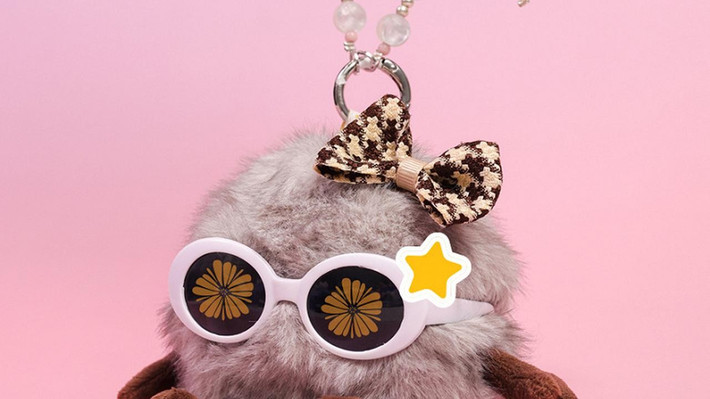 Sản phẩm được trang bị pin 1.800 mAh, cho phép tương tác liên tục từ 6 đến 8 giờ. Trong điều kiện sử dụng bình thường, pin có thể kéo dài hơn 48 giờ và cần khoảng sáu giờ để sạc đầy.