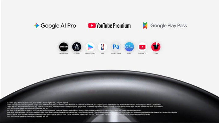 Khách hàng mua Galaxy XR trước cuối năm sẽ nhận được gói Explorer Pack gồm 12 tháng sử dụng Google AI Pro, YouTube Premium và Google Play Pass. Ngoài ra còn có ưu đãi dùng thử YouTube TV với giá 1 USD/tháng trong ba tháng, quyền truy cập mùa giải NBA League Pass 2025-2026, cùng các ứng dụng như NFL PRO ERA của Status Pro, Project Pulsar từ Adobe, Asteroid và Calm.