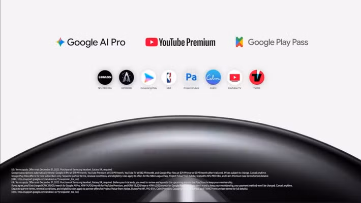 Khách hàng mua Galaxy XR trước cuối năm sẽ nhận được gói Explorer Pack gồm 12 tháng sử dụng Google AI Pro, YouTube Premium và Google Play Pass. Ngoài ra còn có ưu đãi dùng thử YouTube TV với giá 1 USD/tháng trong ba tháng, quyền truy cập mùa giải NBA League Pass 2025-2026, cùng các ứng dụng như NFL PRO ERA của Status Pro, Project Pulsar từ Adobe, Asteroid và Calm.