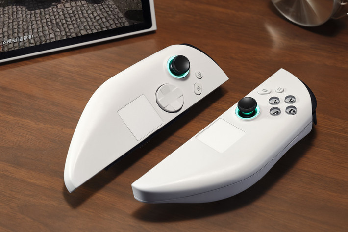 Bộ điều khiển hai bên có thể tháo rời tương tự Nintendo Switch, với cần analog có vòng LED, trackpad kép, D-pad, nút bấm đầy đủ và phản hồi rung tuyến tính.