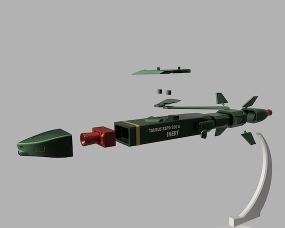 Tại Ukraine, đất nước này hiện sản xuất 5 triệu máy bay không người lái nhỏ mỗi năm và đang hướng đến sản xuất khoảng 300.000 máy bay không người lái tầm xa mỗi năm. Thậm chí Mỹ còn không thể đạt được mức sản xuất đó. Điều này cho thấy mọi lực lượng quân sự trên thế giới cần gấp rút tái cơ cấu, sớm đưa các loại động cơ in 3D vào sản xuất cho quốc phòng.