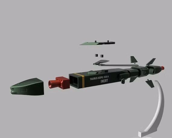 Tại Ukraine, đất nước này hiện sản xuất 5 triệu máy bay không người lái nhỏ mỗi năm và đang hướng đến sản xuất khoảng 300.000 máy bay không người lái tầm xa mỗi năm. Thậm chí Mỹ còn không thể đạt được mức sản xuất đó. Điều này cho thấy mọi lực lượng quân sự trên thế giới cần gấp rút tái cơ cấu, sớm đưa các loại động cơ in 3D vào sản xuất cho quốc phòng.