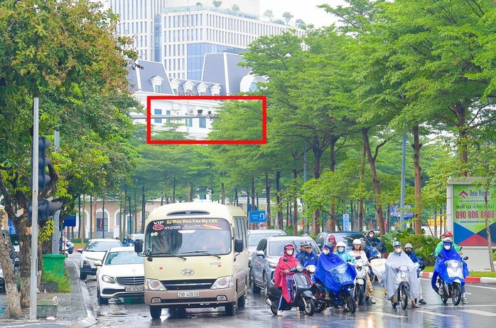 Về giải pháp đối với các phương tiện chưa định danh được, Thiếu tướng Nguyễn Văn Mừng cho biết mục tiêu đến hết năm 2025 và sang đầu năm 2026, Cục CSGT sẽ phối hợp Công an các địa phương rà soát các phương tiện hiện nay còn dữ liệu trên hệ thống, loại khỏi dữ liệu những phương tiện không còn lưu thông.