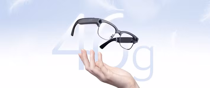 Nếu như GR0 mạnh về hiển thị thì phiên bản GI0 lại hướng tới sự linh hoạt khi cắt bỏ hoàn toàn dây nối và chỉ nặng vỏn vẹn 46 gram. Thiết bị kết nối với điện thoại thông qua Wi-Fi 5 hoặc Bluetooth 5.0, vận hành dựa trên nền tảng trí tuệ nhân tạo Google Gemini.
