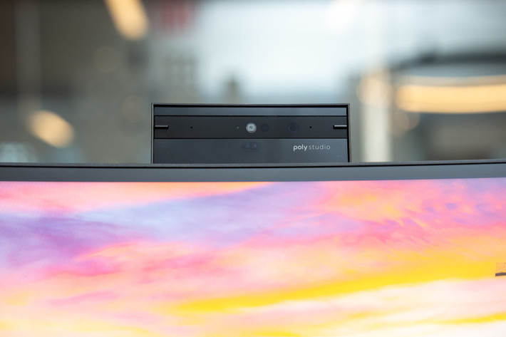 Tuy nhiên, không giống như các sản phẩm của Samsung, Dell, Lenovo và LG, Series 5 Pro sở hữu webcam 5 megapixel ẩn, hỗ trợ Windows Hello, có thể nhô ra từ phía trên khi bạn nhấn để mở khóa.